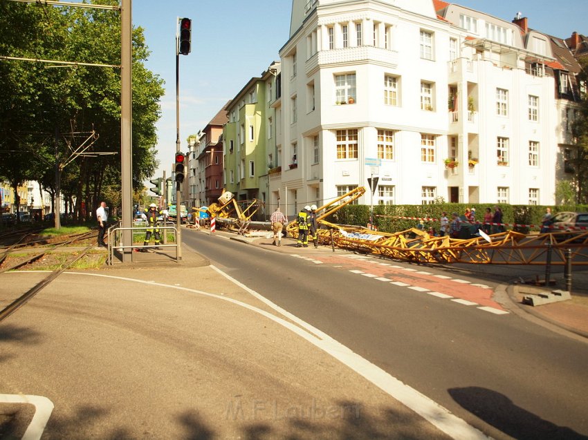 Baukran umgestuerzt Koeln Suelz Suelzguertel P006.JPG